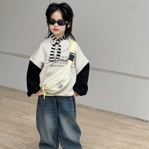 Sac de poitrine pour enfant crème avec sangle jaune et patch cartoon en extérieur