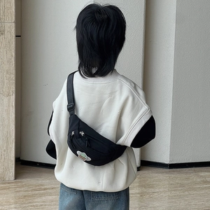 Sac de poitrine noir pour enfants avec patch dinosaure et bandoulière ajustable