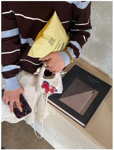 Mini sac à main blanc en cuir PU avec découpes en cœur et détail de poney brodé