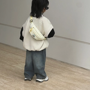 Sac de poitrine pour enfants avec écusson cactus porté par un enfant de dos