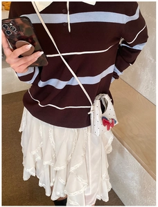 Détail du mini sac à bandoulière blanc avec motif cœur et pendentif poney rouge