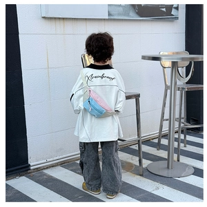 Détail du sac à bandoulière pour enfants tricolore avec sangle réglable et fermeture éclair