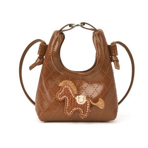 Mini borsa a mano trapuntata marrone per bambini con pony ricamato e manico superiore