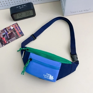 Vue détaillée du sac de poitrine tricolore avec logo Lucky Dates et tissu en nylon