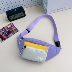 Détail du sac de poitrine pour enfants violet et jaune avec sangle noire réglable