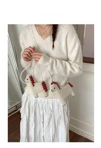 Détail du sac à bandoulière en perles fait main en forme de cheval mignon pour femme