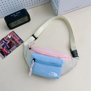 Détail du sac bandoulière enfant avec sangle réglable et imprimé Lucky Dates
