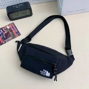 Détail du sac de poitrine en nylon noir avec sangle réglable et impression contrastée