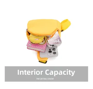 Détail de la capacité intérieure du sac bandoulière jaune avec téléphone et accessoires