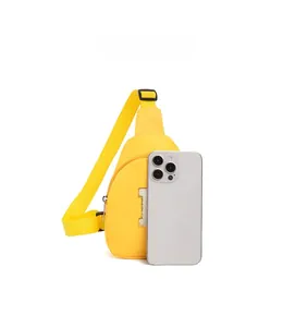 Comparaison de taille du sac de poitrine en nylon jaune avec lettre I et smartphone