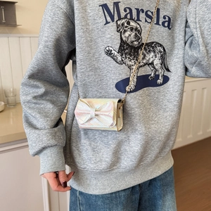Holographic mini crossbody bag with bow and gold chain for girls in casual street style