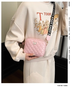Nahaufnahme der rosa gesteppten Kindertasche mit Metallschmetterling und LOVE-Gurt