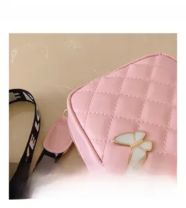 Detailansicht der rosa gesteppten PU-Ledertasche mit Schmetterling und LOVE-Gurt