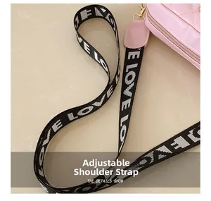 Detail der pinkfarbenen Stepptasche mit verstellbarem LOVE-Webgurt und Goldhaken