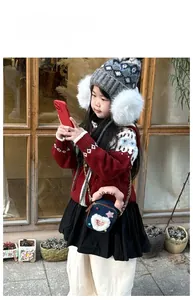 Sac nuage bleu pour fille avec poignée en peluche rose et détail coeur sur la chaîne