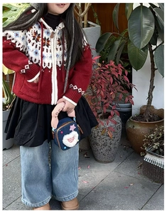 Vue détaillée du mini sac à main en jean pour enfants avec cœur en peluche blanche