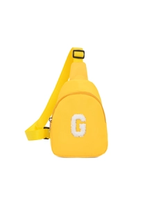 Détail du sac bandoulière jaune enfant avec lettre G en chenille et paillettes d'or