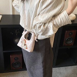 Petit sac bandoulière rose pour filles avec motifs de cœurs et broderie poney