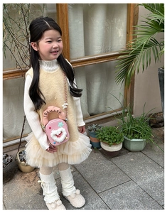 Détail du mini sac à main nuage rose avec cœur et étoile en peluche pour filles