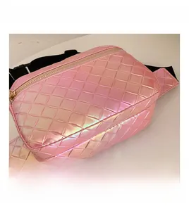 Détail du sac banane rose iridescent avec motif matelassé et fermeture éclair dorée chic