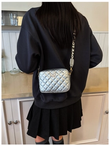 Silberne Stepptasche mit Metallschmetterling und breitem LOVE-Stoffschultergurt