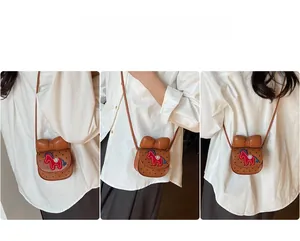 Trois vues d'un sac bandoulière marron pour enfant avec nœud papillon et motif de cheval
