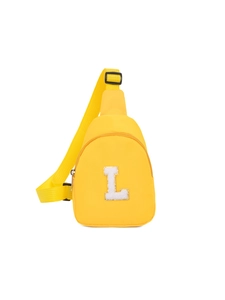 Vue détaillée du sac bandoulière jaune pour enfants avec écusson lettre L en peluche