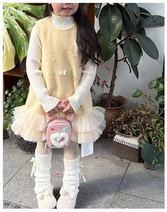 Détail du mini sac bandoulière rose avec patch cœur et perles pour enfants