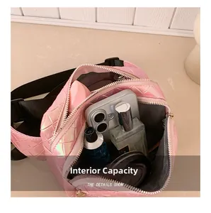 Vue macro de l'intérieur d'un sac bandoulière rose matelassé avec cosmétiques