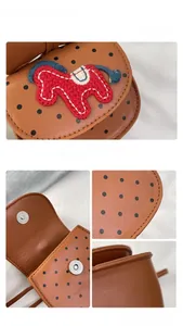 Détails du sac selle en cuir montrant le patch cheval crocheté et la texture à pois