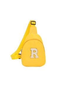 Détail du sac de poitrine jaune en tissu avec lettre R brodée et sangle réglable