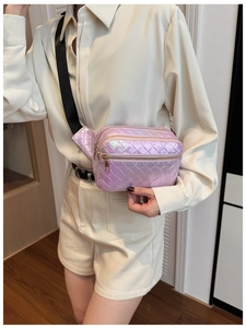 Détail du sac bandoulière matelassé violet avec trois zips dorés et bandoulière en nylon