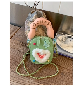 Détail du mini sac nuage vert avec cœur en peluche et rivets colorés décoratifs