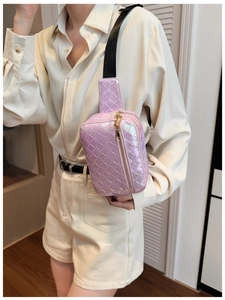 Gros plan sur le sac banane tissé violet irisé avec fermetures éclair dorées