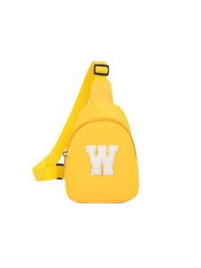 Détail du sac bandoulière jaune pour enfant avec écusson W en peluche et boucle noire