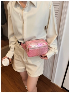 Macro détaillée de la sacoche banane rose irisée avec cuir synthétique matelassé et zips