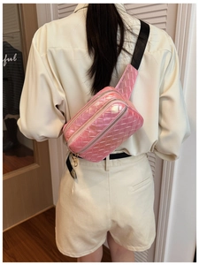 Détail du sac de poitrine rose métallisé tissé avec double fermeture et sangle