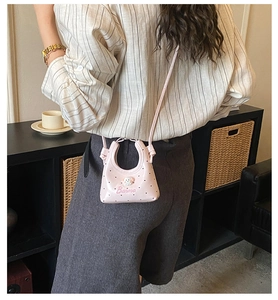 Mini sac rose avec cœurs et chiot 3D porté en bandoulière pour un look élégant