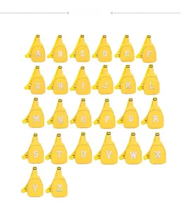 Grille de 26 sacs bandoulière en toile jaune vif avec écussons lettres en peluche
