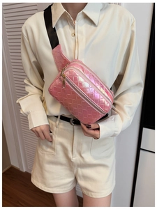 Vue détaillée du sac de poitrine matelassé rose iridescent avec double fermetures éclair