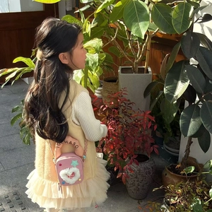 Mini sac carré rose pour filles avec bandoulière chaîne et breloque cœur au jardin