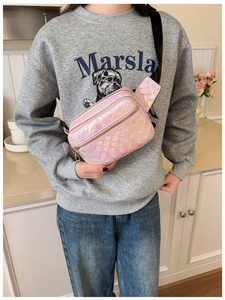 Sac banane matelassé irisé avec texture laser et fermeture éclair en métal argenté