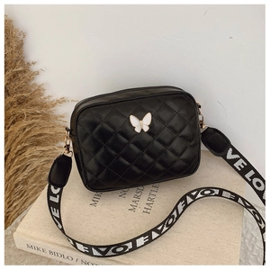 Detail der schwarzen Stepptasche mit Schmetterling und LOVE-Schultergurt