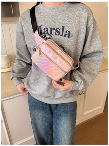 Vue détaillée du sac banane rose irisé avec double fermeture éclair et sangle
