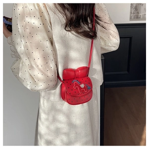 Détail du sac à bandoulière rouge avec nœud 3D, broderie poney et motif à pois mignon