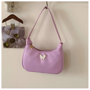 Détail du sac à bandoulière lilas pour enfant avec papillon et pendentif coeur
