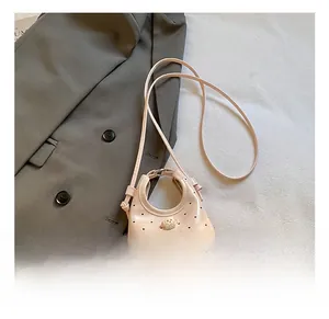 Détail du sac rose à pois avec un écusson de chien en peluche et broderie Barina chic