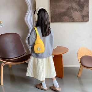 Sac bandoulière enfant jaune vif en toile avec écusson lettre R blanc brodé