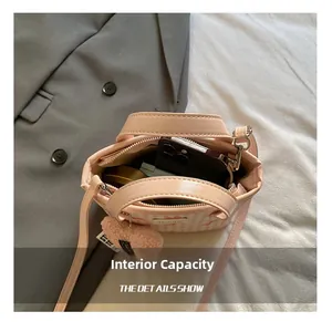 Capacité interne du sac seau à carreaux rose avec smartphone et produits cosmétiques