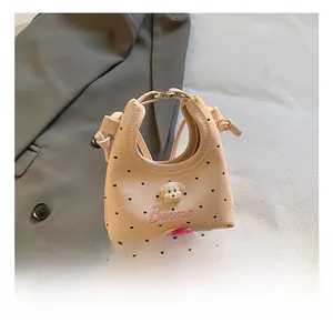 Détails du mini sac à main rose à pois coeurs avec un écusson chiot en peluche